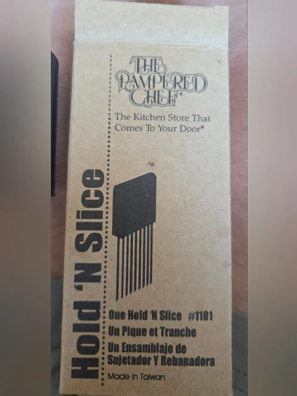Pampered Chef Hold 'N Slice Food Holder Finger Guard for Slicing NIB #1101